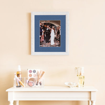 Cadre photo Arttoframes de 8 po x 8 po blanc cassé délavé sur bois de frêne avec passe-partout simple de 2 po disponible en plus de 60 couleurs, pour des photos de 8 po x 8 po avec le tapis ou des photos de 12 po x 12 po sans le tapis