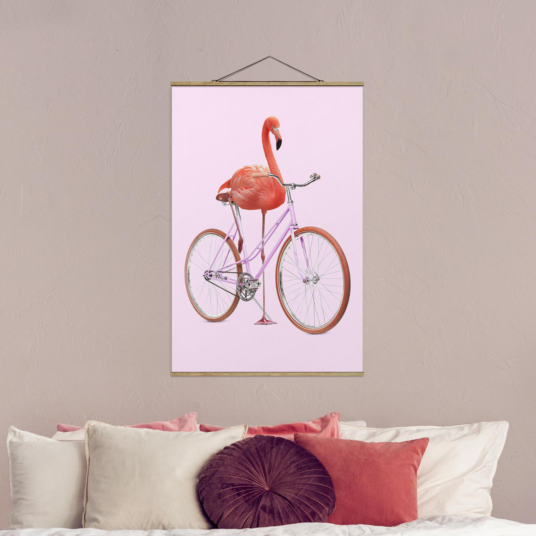 Stoffbild Mit Posterleisten - Jonas Loose - Flamingo Mit Fahrrad - Hochformat 3:2