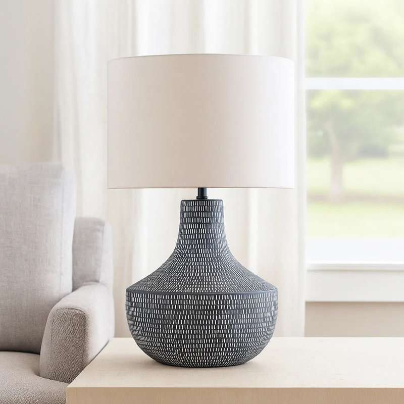 Lampe de table Lym, base en métal martelé gris, abat-jour en tissu blanc 28 po