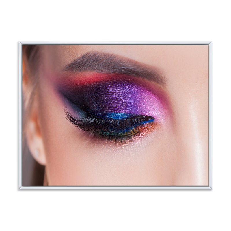 Maquillage lumineux pour les yeux dans des tons de bleu luxueux - photographie sur toile, Toile blanche encadrée