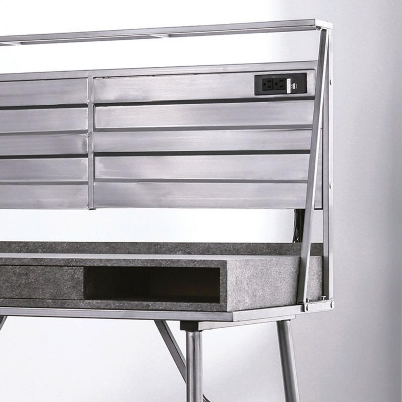 Bureau d'ordinateur moderne et industriel