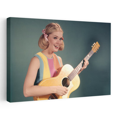 1960 1960 1960s, jeune femme blonde jouant de la guitare, chanteur de musique, chanteuse, sourire, rétro, rétro, rétro, art mural