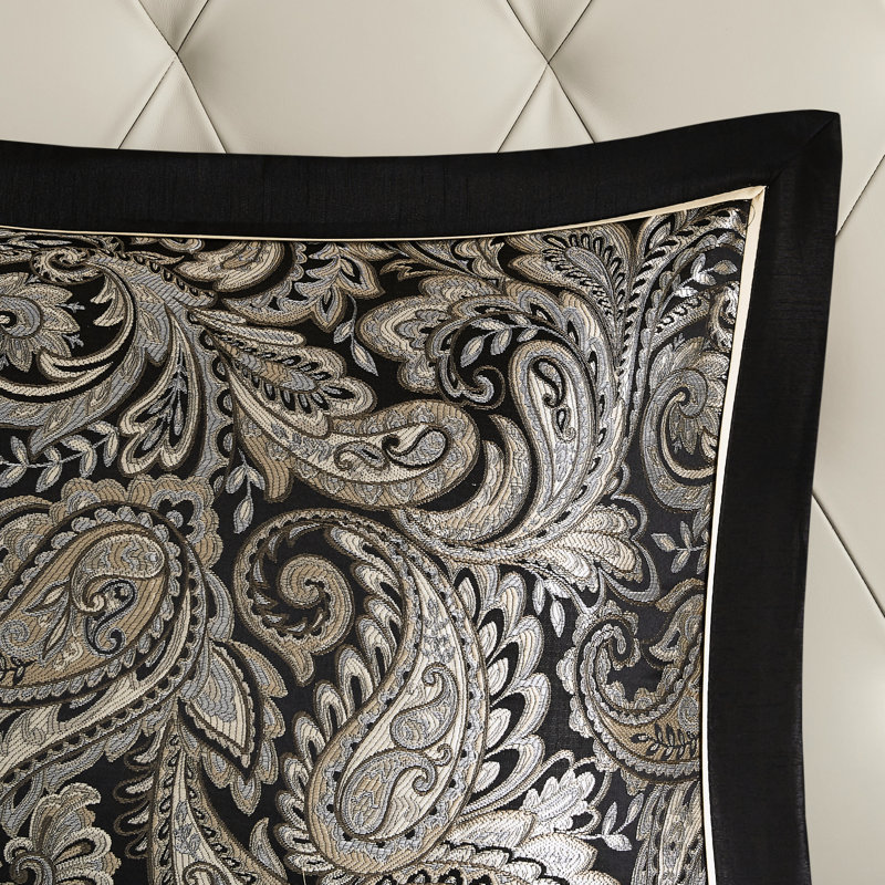 Édredon 12 pièces, grand noir. Draps en coton inclus. Comprend un édredon, des taies décoratives, des oreillers, une jupe de lit et des draps. Magnifique motif cachemire. Nettoyage facile et exact du grand lit. Comprend un étonnant à nettoyer