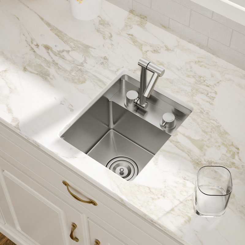 Évier de cuisine encastré 13 po x l 15 po à cuve simple en acier inoxydable de calibre 16 avec robinet pliable et crépine