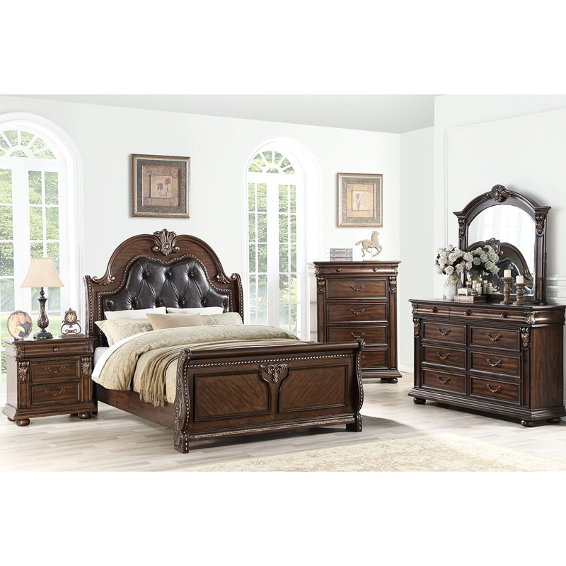 Grand lit de style traditionnel avec tête de lit capitonnée en similicuir brun et matériau en bois pour la décoration de la chambre à coucher
