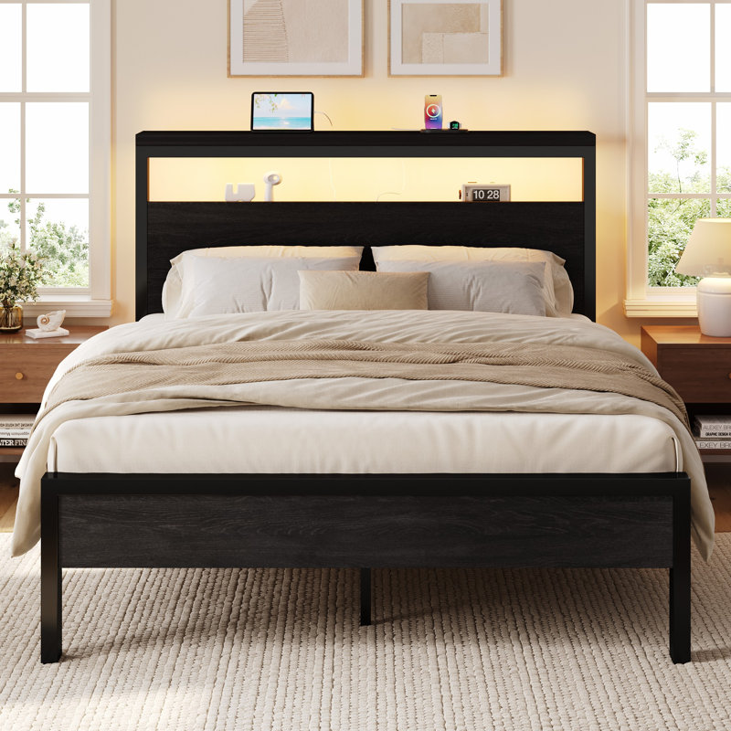 Base de lit plateforme noire en métal avec tête de lit en bois - lumières DEL intelligentes, tablette à 2 niveaux et station de charge intégrée