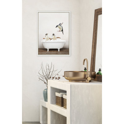 Reproduction d'art sur toile encadrée "Penguins jouer dans un bain rustique" par Amy Peterson