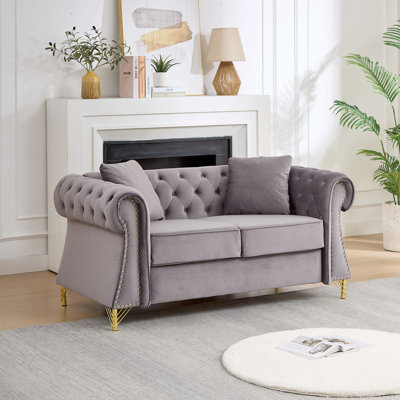 Canapé Chesterfield de 58,5 po en velours, dossier capitonné à boutons et accoudoirs et accoudoirs arrondis roulés, garniture cloutée sur les accoudoirs, pieds en métal élégants, 2 coussins décoratifs pour le salon, l’appartement et la chambre à coucher