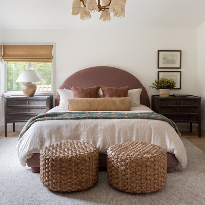 Lit plateforme tapissier Xavian Modern Teddy Boucle avec tête de lit cintrée et lattes en bois pour chambre à coucher Moody