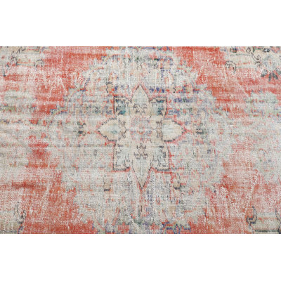 Tapis turc classique classique avec des motifs complexes, parfait pour la décoration intérieure