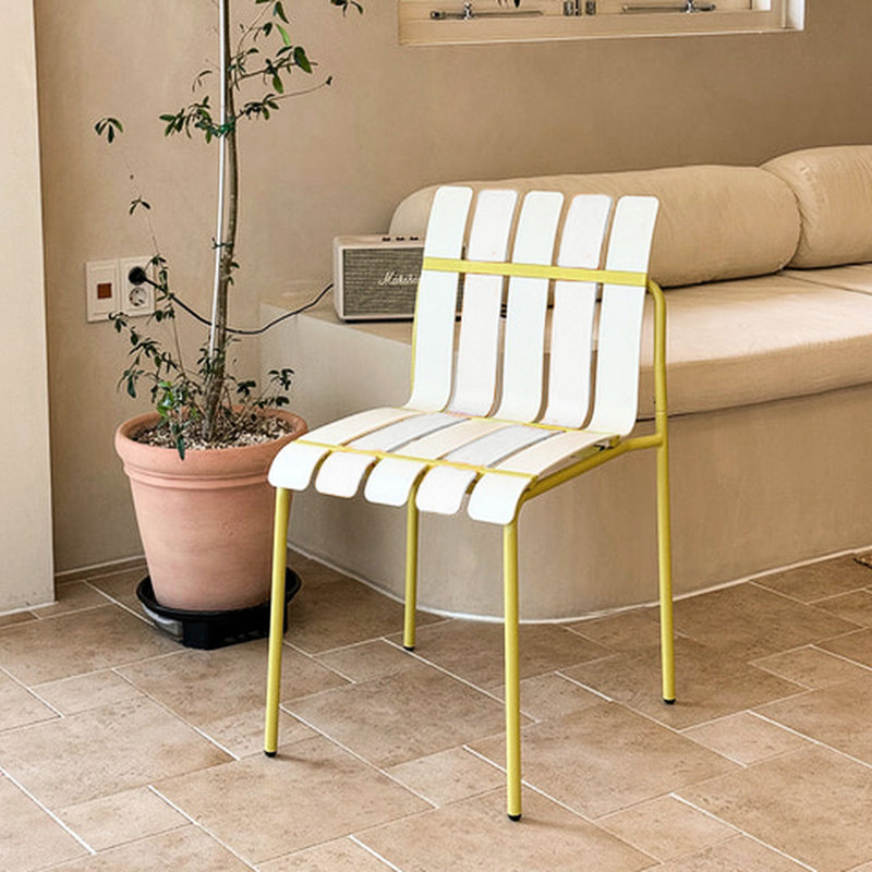 Paquet de 4 chaises à blocs de couleurs rayées avec pieds en métal et en PP imperméables pour les repas sur le balcon extérieur, blanc crème et jaune grain intérieur / extérieur moderne