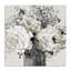 Arrangement floral audacieux et abstrait avec des fleurs expressives de couleur crème par Lanie Loreth-105389007-105389011