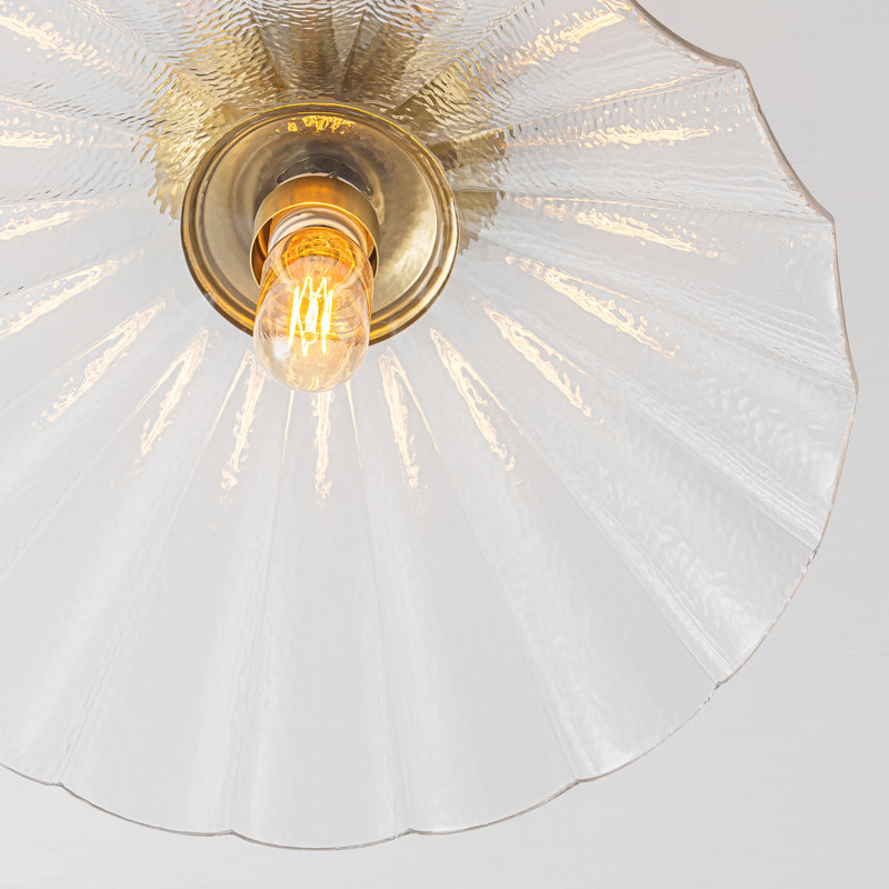 Plafonnier à une lumière, style moderne du milieu du siècle, avec abat-jour en verre festonné à effet vague.
