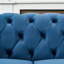 Canapé 2 places moderne de style Mid-Century, 165 cm, revêtement en velours bleu, accoudoirs arrondis, clous décoratifs, bois de pin massif, assise mi-ferme, mousse haute densité + ressorts, pour appartement, revêtement avec accoudoirs arrondis.