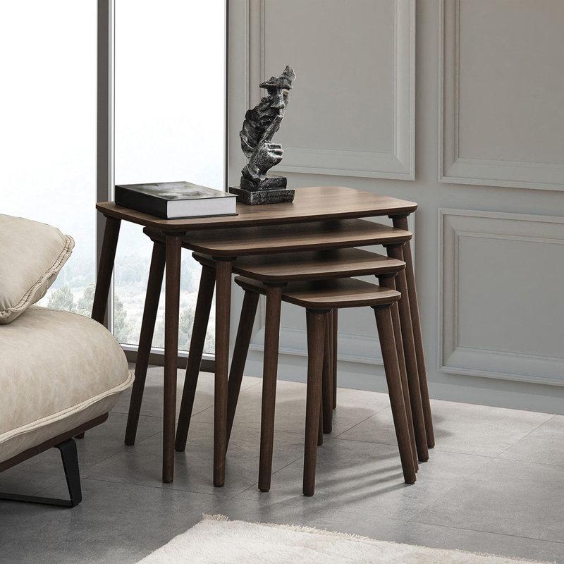 Grandes tables gigognes Adelah (4 pièces), finition noyer, grandes: 27,6 po x 21,7 po x 15,7 po | Grand: 21,7 po x 19,7 po x 15,7 po | Moyen: 15,7 po x 17,7 po x 15,7 po | Petit: 10,2 po x 15,7 po x 15,7 po | 100% panneau de fibres à densité moyenne avec pieds en bois | Design moderne pour la maison et le bureau