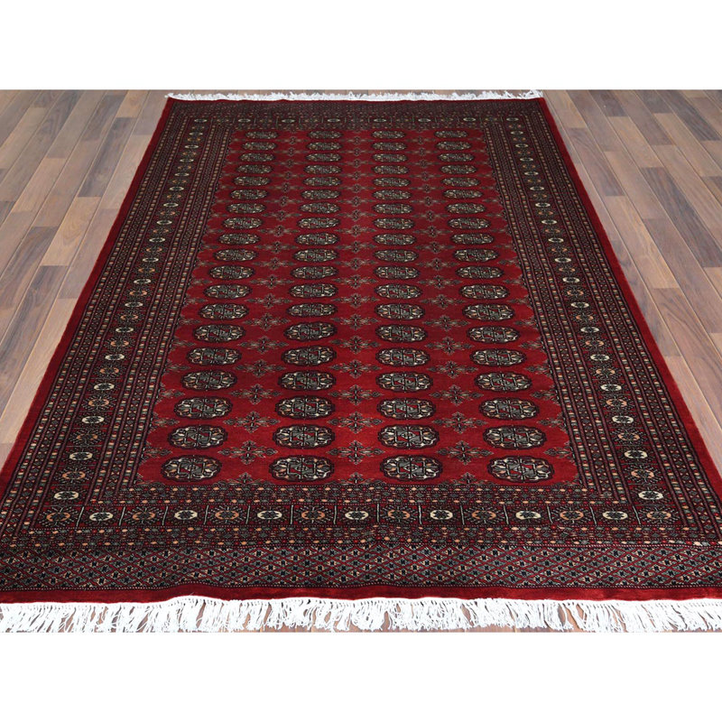 Tapis oriental en laine soyeuse noué à la main rouge profond et saturé 5 pi 1 po x 7 pi 9 po Mori Super Bokara 250 KPSI 8EFCB97E7774485CB230FE9CF498982A