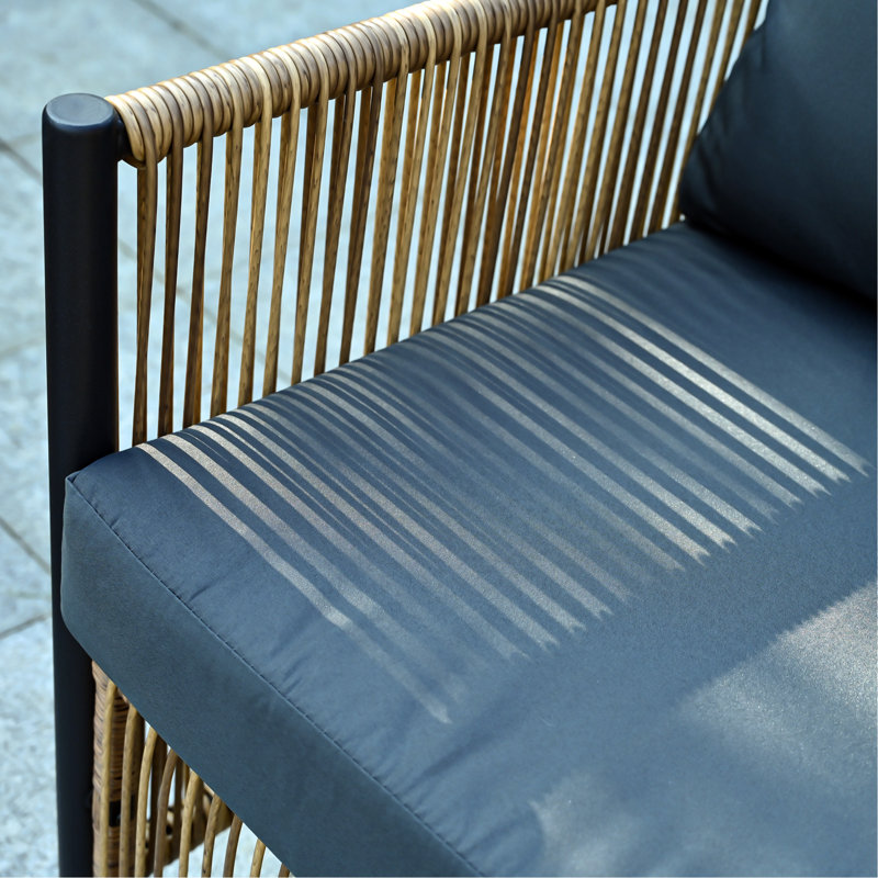 Pe 2 extérieur avec coussins gris et table de rangement pratique
