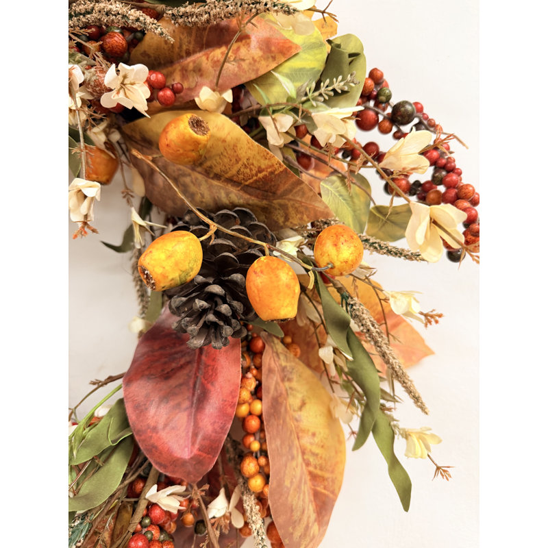 Couronne d'automne rustique artificielle de 61 cm (24 po) avec pommes de pin, baies orange et rouges mélangées et feuilles d'automne pour la décoration murale de la porte d'entrée et de la fête de Thanksgiving.