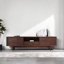 Un meuble télé minimaliste en bois de style rétro