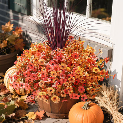 Fleurs de chrysanthèmes artificielles d'automne, 12 bouquets avec herbe bordeaux, fleurs de chrysanthèmes en soie artificielle résistantes aux UV, décoration extérieure orange et jaune pour porche, patio, jardinière et jardin.