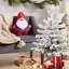 Arbre de Noël de table enneigé 2 pi avec base en pot, 30 lumières DEL blanc chaud et pommes de pin, petit arbre artificiel pré-éclairé à 189 pointes pour la décoration de maison de vacances, de bureau ou de manteau de cheminée