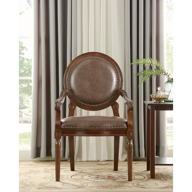 Chaise de bureau formelle avec accoudoirs en similicuir brun foncé et garniture cloutée