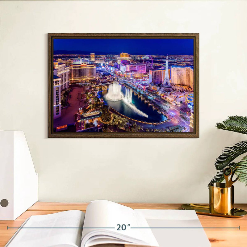 Las Vegas at Night Neon Lights, 13 po x 9 po, Cadre flottant en noyer