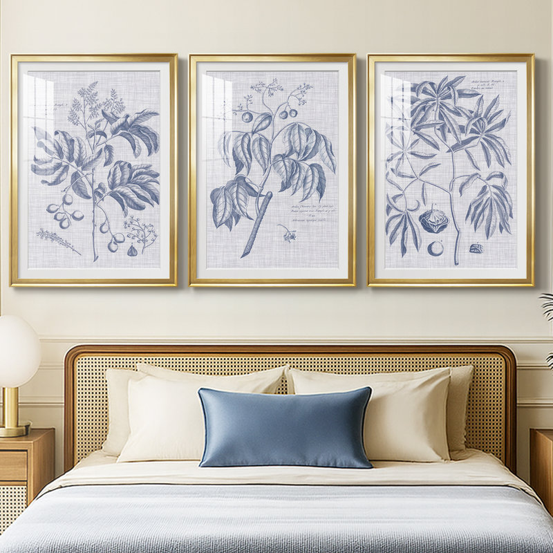 Bleu marine et lin botanique IV - reproduction sur mesure encadrée de qualité supérieure - 3 pièces, H 19 po x l 27 po, Doré