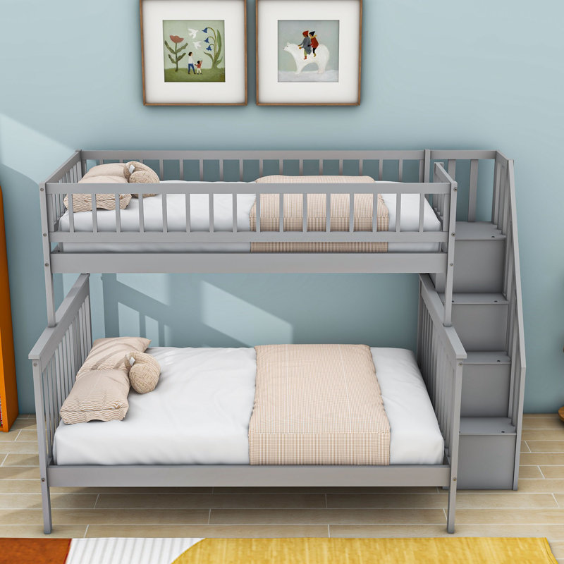 Lit superposé simple au dessus d'un lit double en bois avec escalier de rangement et garde-corps, gris