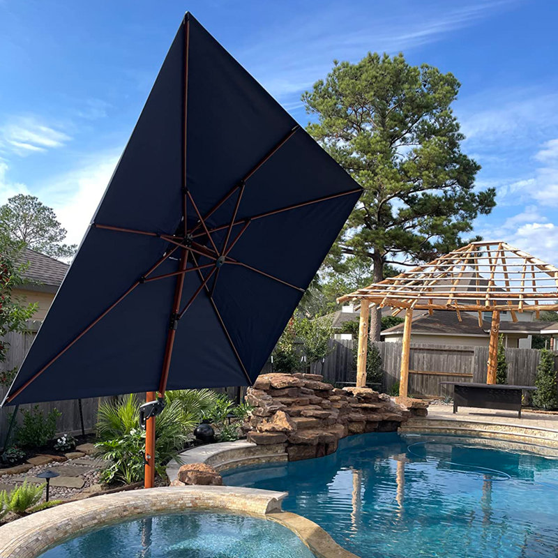 Parasol en porte-à-faux carré en bois avec pieds à roulettes 9 pi Rosalei, beige, L 108 po x P 108 po, Beige