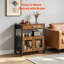 Armoire-bar de style campagnard de 24 pouces avec rangement, table basse mobile sur roulettes avec porte grillagée, buffet pour la cuisine et le vestibule