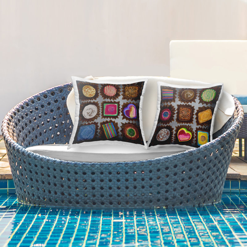 Assortiment de chocolats - Ensemble de 2 coussins d'extÃ©rieur imprimÃ©s par Liz Jardine