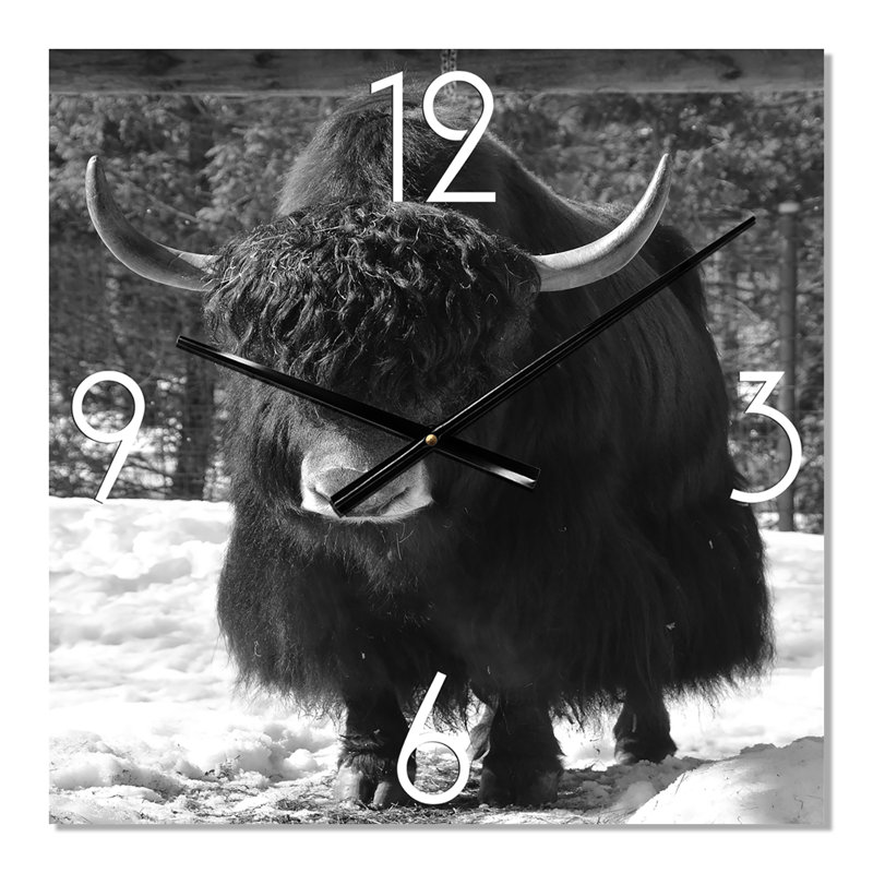 Portrait d'un taureau sauvage dans la forêt d'hiver I - Horloge murale de ferme, Moyen