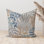 Housse de coussin beige à motif corail