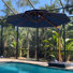 Parasol en porte-à-faux rond en bois avec base 11 pi 11 pi, bleu marine