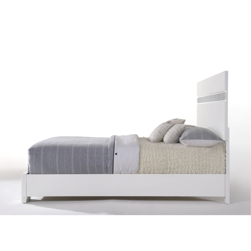 Grand lit blanc brillant avec compartiments de rangement élégants pour une chambre à coucher élégante