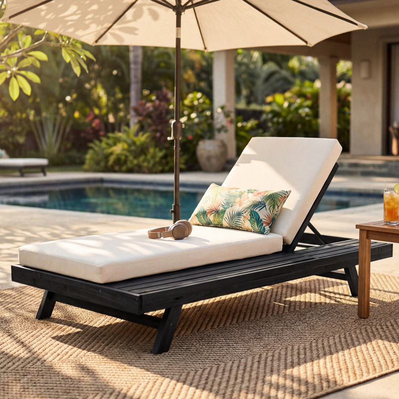 Chaise longue en bois, coussin crème, 4 pouces d'épaisseur, inclinable réglable, conception respirante, utilisation à l'extérieur, base à lattes d'eau pour la circulation de l'air, 4 inclinables, compatibilité