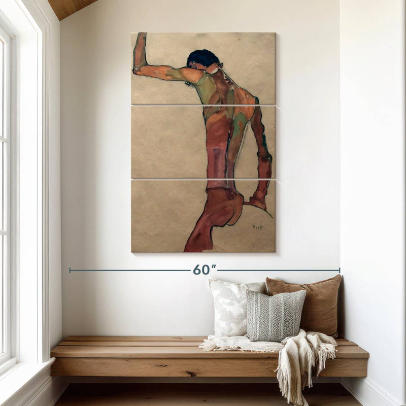 Avery debout, nu masculin avec le bras levé