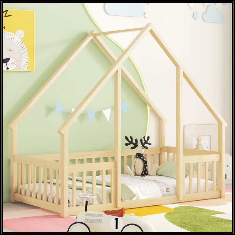 Lit simple en bois en forme de maison avec clôture
