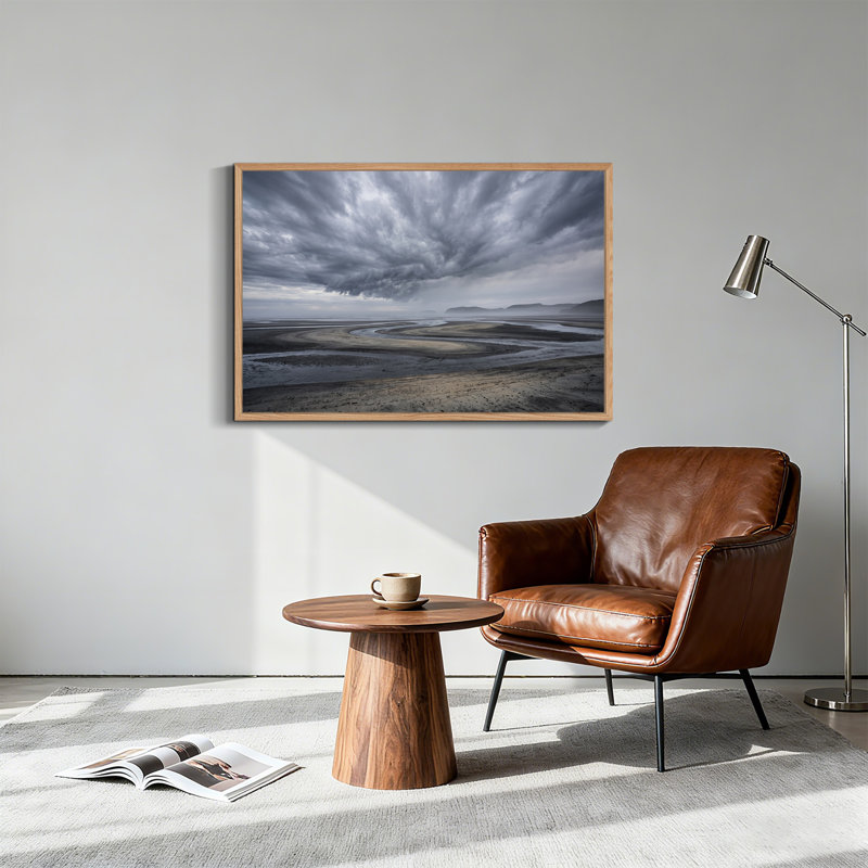 Toile sombre, ciel orageux au-dessus d'une rivière sinueuse, canaux sur une plage de sable, H 24 po x l 36 po