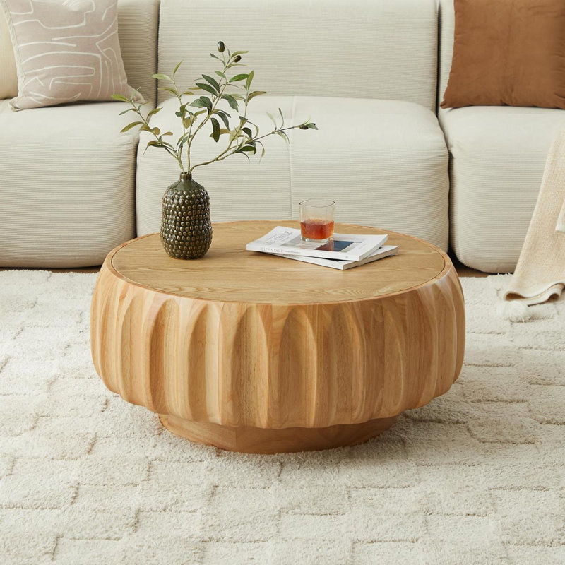 Table basse ronde en bois massif sculpté au design sculptural élégant