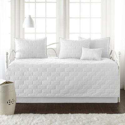 Ensemble de lit de jour 6 pièces Southshore Fine Linens Collection Brickyard, coloris Vilano blanc, en microfibre doublement brossée légère matelassée, comprenant 3 taies d'oreiller, un cache-sommier et un oreiller cervical, pour lit simple.