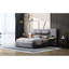 Grand lit plateforme tapissier en velours gris avec prises électriques et options de rangement