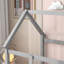 Lit simple en bois avec cadre de toit, garde-corps de clôture, gris