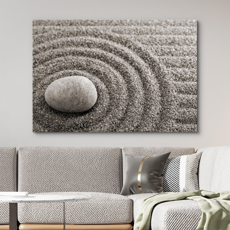 «Zen Stones Rock over a Rippled Sand Effect», reproduction de photo sur toile tendue, H 32 po x l 48 po x 1,5 po