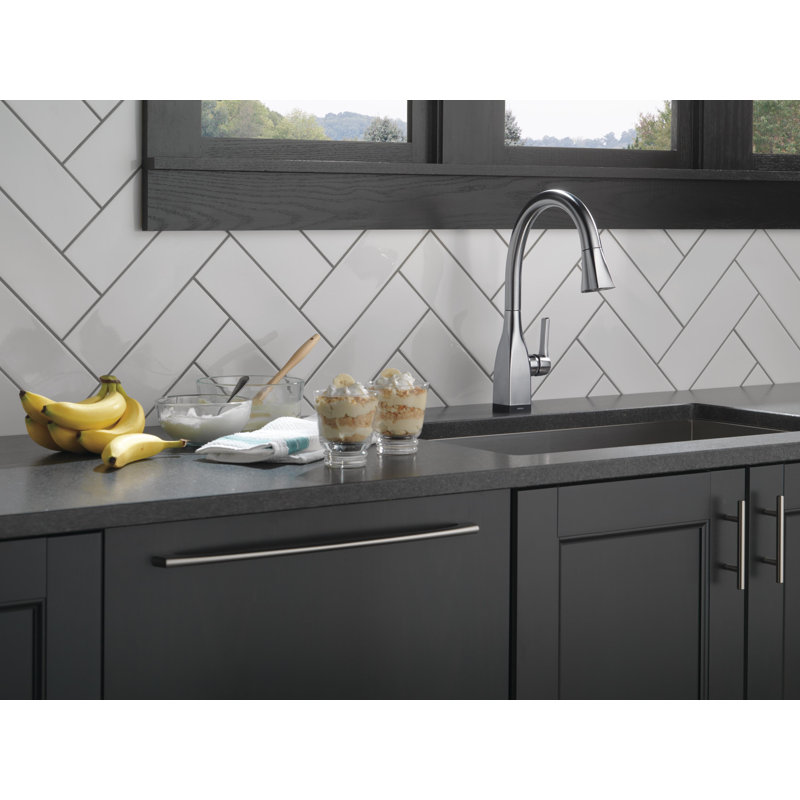 Mateo Pull Down Touch Single Handle Kitchen Faucet with MagnaTite® Docking and Touch2O® Technology, Arctic Stainless