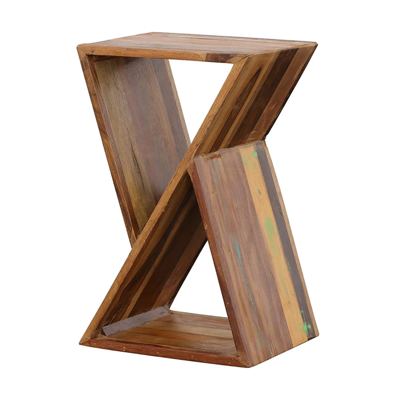 Table d'appoint en bois recyclé avec un design géométrique moderne de silhouette rustique dans des tons bruns