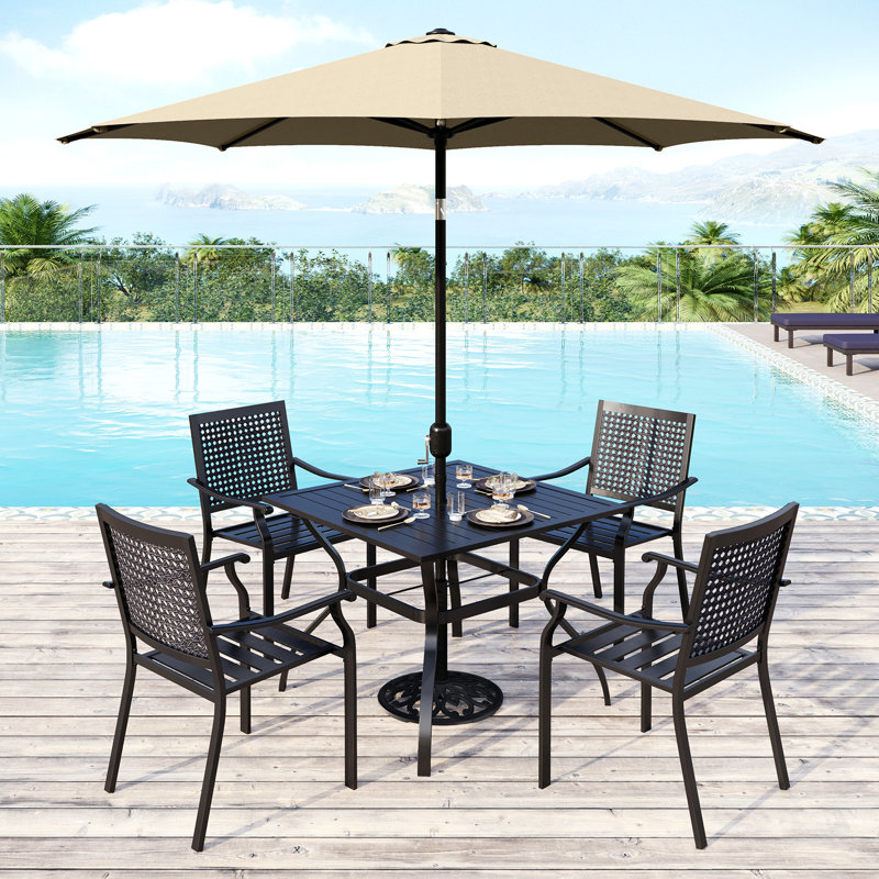 Ensemble repas d'extérieur 5 pièces en acier avec parasol Alyah, chaises empilables en métal, table carrée, Beige