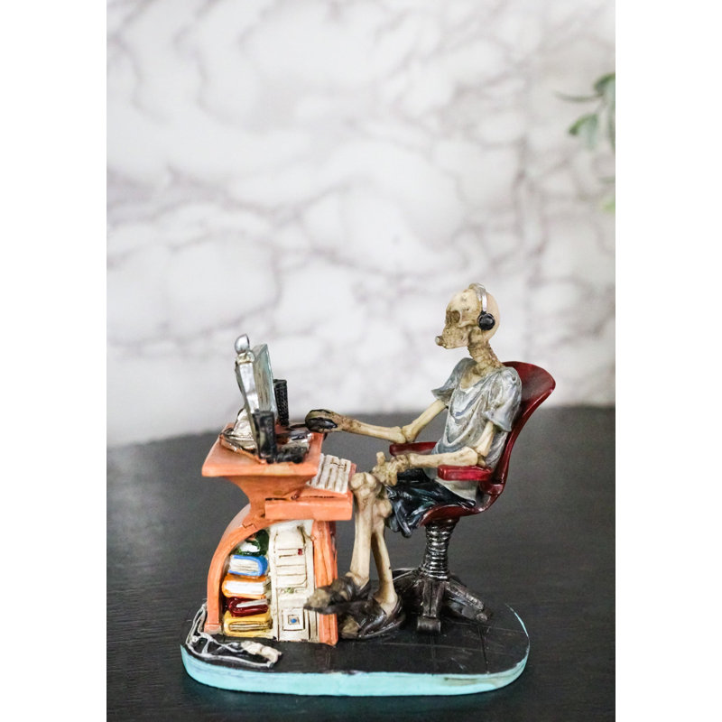 Drôle de squelette d'ordinateur avec figurine d'ordinateur de jeu et de bureau