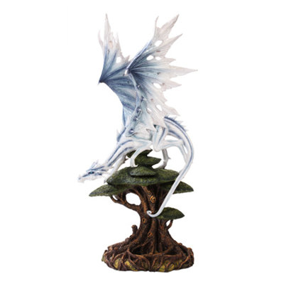 Figurine de dragon ailé sur un arbre